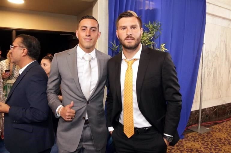 Funes Mori y Gignac, rivales en los Clásicos, dejaron la rivalidad de lado antes de la ceremonia.