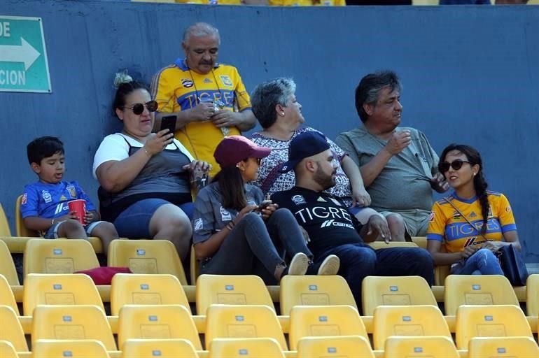 Repasa las imágenes del ambiente desde el Universitario. Tigres vs. Necaxa.