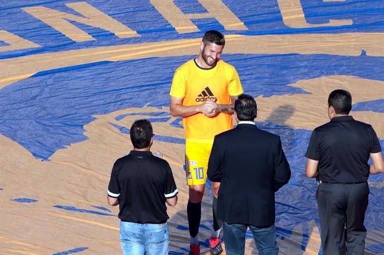 André-Pierre Gignac recibió un reconocimiento de parte de la directiva de Tigres por sus 105 goles que lo convirtieron en el máximo anotador histórico del club.