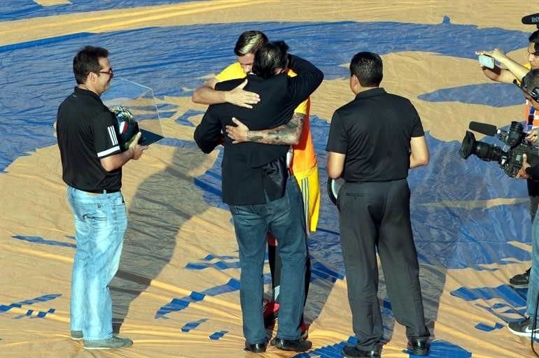 André-Pierre Gignac recibió un reconocimiento de parte de la directiva de Tigres por sus 105 goles que lo convirtieron en el máximo anotador histórico del club.