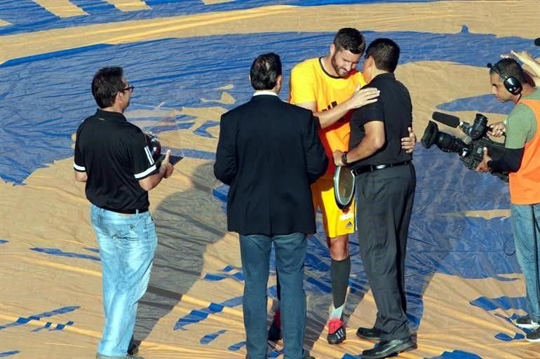 André-Pierre Gignac recibió un reconocimiento de parte de la directiva de Tigres por sus 105 goles que lo convirtieron en el máximo anotador histórico del club.