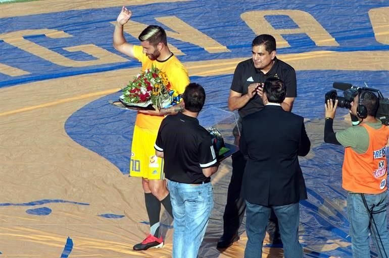 André-Pierre Gignac recibió un reconocimiento de parte de la directiva de Tigres por sus 105 goles que lo convirtieron en el máximo anotador histórico del club.