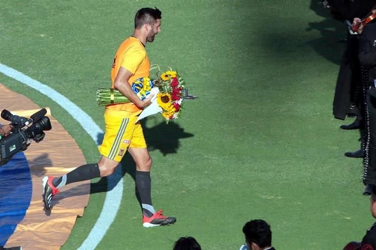 André-Pierre Gignac recibió un reconocimiento de parte de la directiva de Tigres por sus 105 goles que lo convirtieron en el máximo anotador histórico del club.