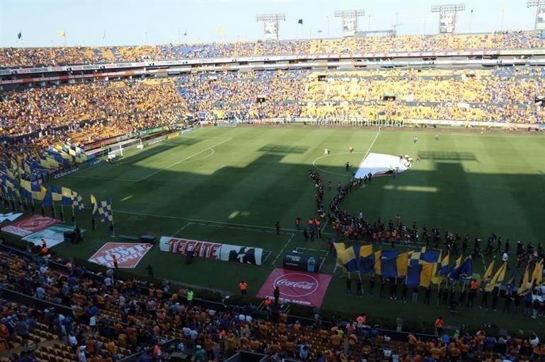 André-Pierre Gignac recibió un reconocimiento de parte de la directiva de Tigres por sus 105 goles que lo convirtieron en el máximo anotador histórico del club.