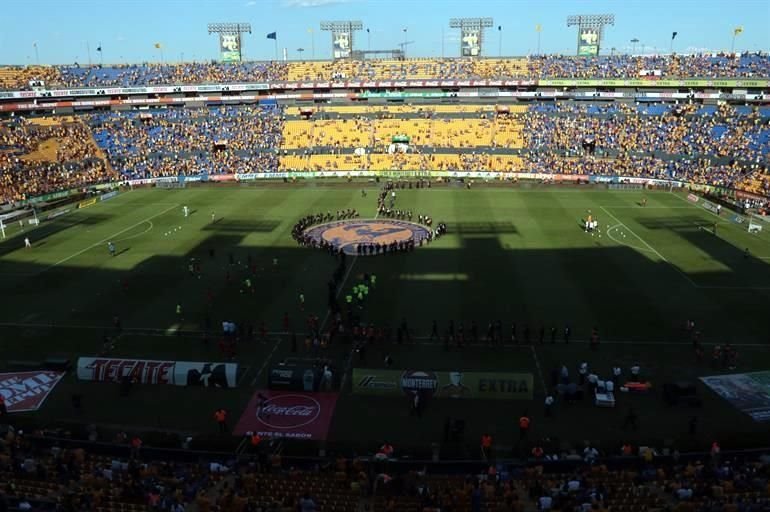 André-Pierre Gignac recibió un reconocimiento de parte de la directiva de Tigres por sus 105 goles que lo convirtieron en el máximo anotador histórico del club.