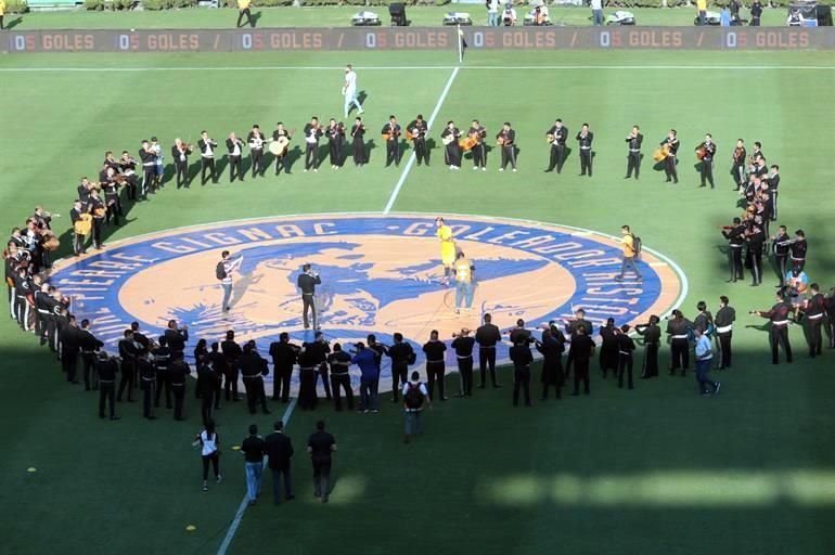 André-Pierre Gignac recibió un reconocimiento de parte de la directiva de Tigres por sus 105 goles que lo convirtieron en el máximo anotador histórico del club.