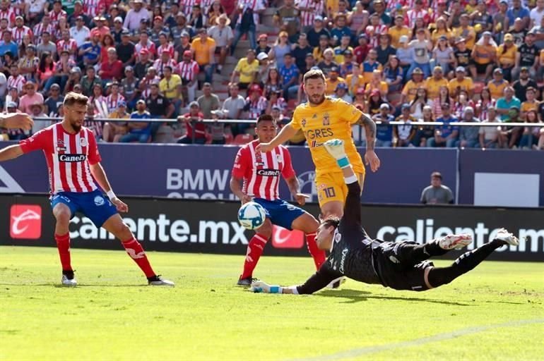 El primer tiempo tuvo pocas ocasiones de gol.