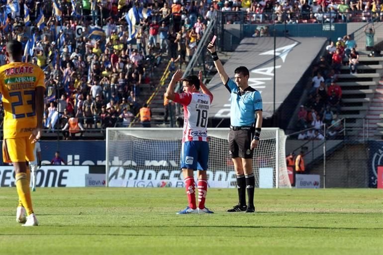 San Luis se quedó con uno menos y de ahí se generó el gol de Tigres.