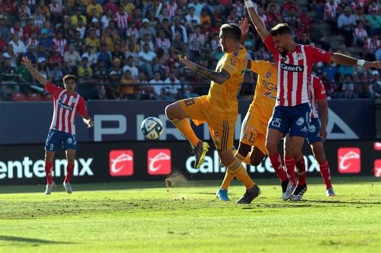 A pesar de jugar con 10 hombres, el recién ascendido Atlético de San Luis le arrebató un empate a los Tigres en el Estadio Alfonso Lastras