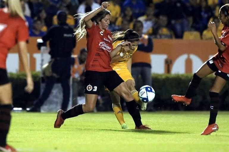 Al minuto 59, Ovalle dribló a una zaguera y metió un tiro-centro que resultó un golazo para hacer el 1-0 de las regias.