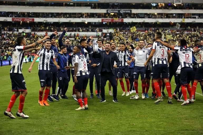 Rayados ganó su quinto título de Liga y los festejos en la cancha no se hicieron esperar.