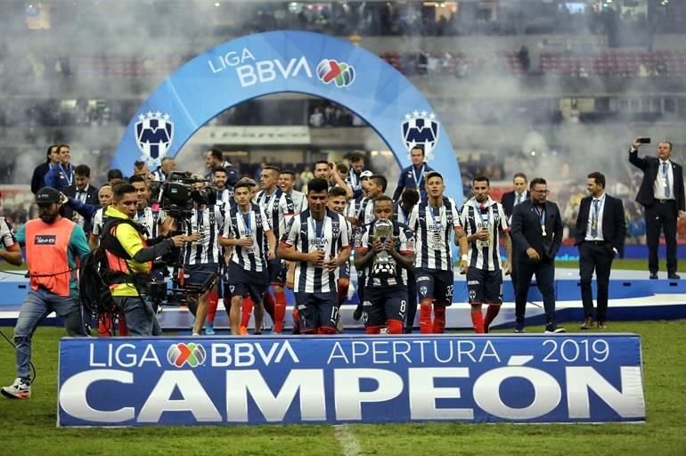 Rayados ganó su quinto título de Liga y los festejos en la cancha no se hicieron esperar.