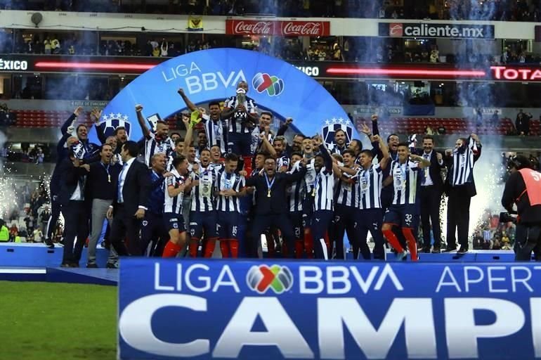 Rayados ganó su quinto título de Liga y los festejos en la cancha no se hicieron esperar.