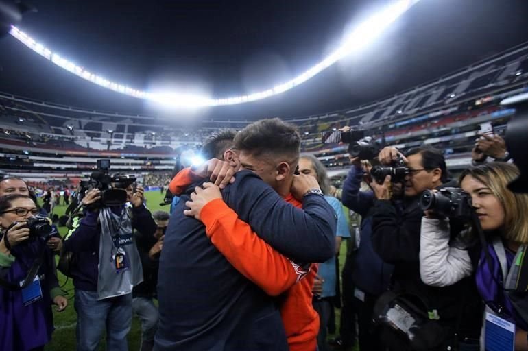 Rayados ganó su quinto título de Liga y los festejos en la cancha no se hicieron esperar.