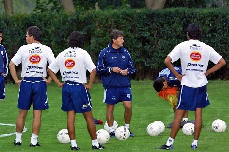 Incluso, el ex jugador dirigió el primer equipo del Monterrey en el Invierno 2001, pero fue destituido del banquillo por falta de resultados.