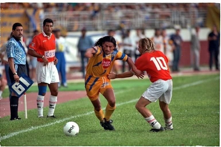 Gabriel 'Coca' Mendoza, de Tigres, dribla a Milton Antonio Núñez 'Zico', del Correminos, en la Final por el ascenso en el Verano 97.