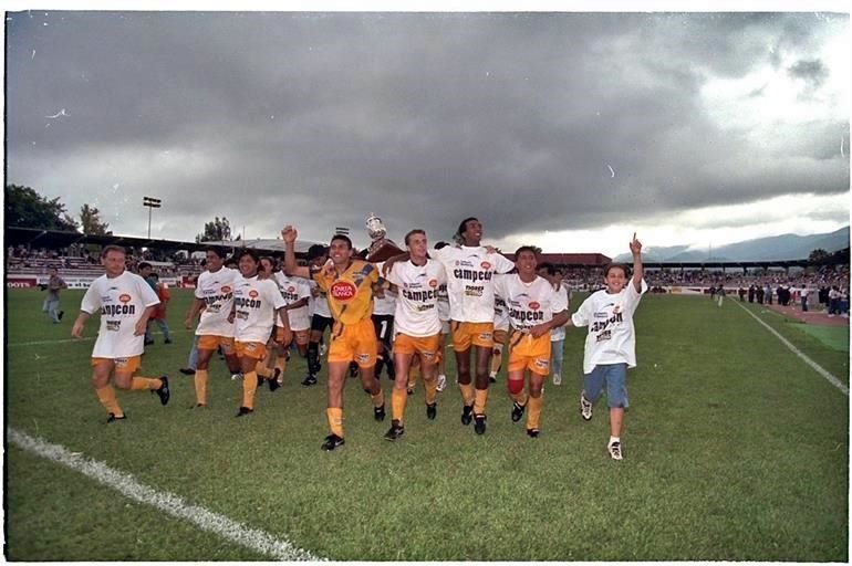 Los jugadores de Tigres son vistos festejar en el Estadio Marte R. Gómez, tras ganar la final del Verano 1997.