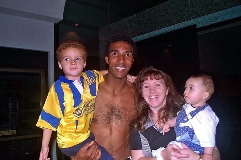 Nilson Esidio, autor de dos de los cuatro goles de Tigres, es visto con su familia.