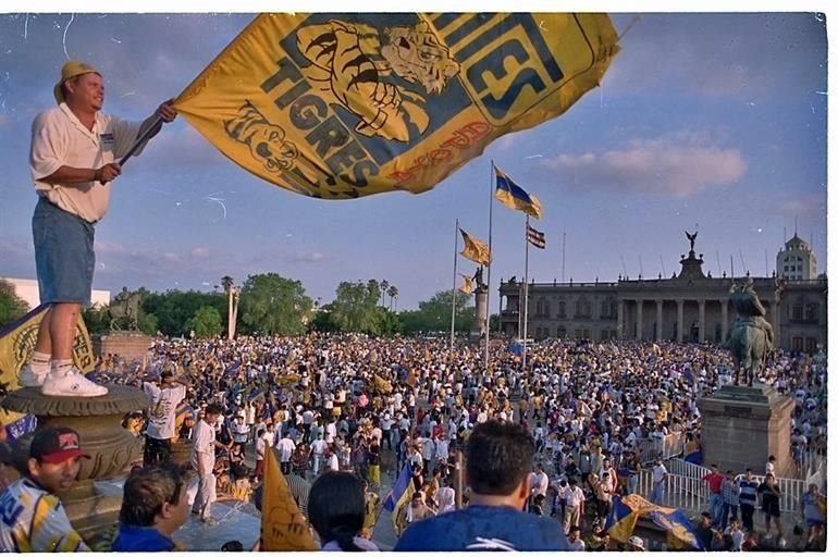 La afición felina estuvo desde temprano hora esperando al equipo para festejar el ascenso.