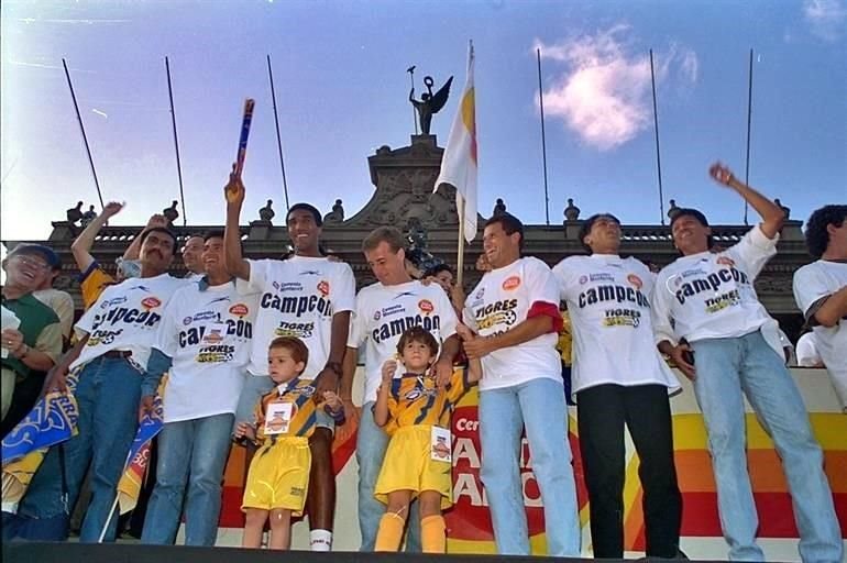 Nilson Esidio, Danilo Tossello, Francisco Javier 'El Abuelo' Cruz, Arnulfo Tinoco y Francisco Javier 'Flaco' Gómez, festejaron en la Macroplaza ser nuevamente Tigres de Primera División.