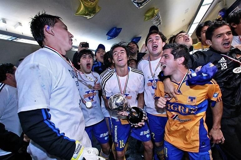 Pero minutos después, el ex lateral derecho de Tigres festejó en el vestidor junto a Lobos, Álvarez, Viniegra, entre otros, el campeonato.