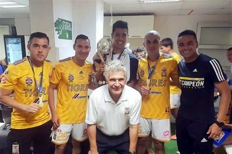 Israel se tomó la foto del recuerdo con 'Tuca', Jesús Dueñas, Hugo Ayala, Jorge Torres Nilo y Juninho tras el título del Clausura 2019.