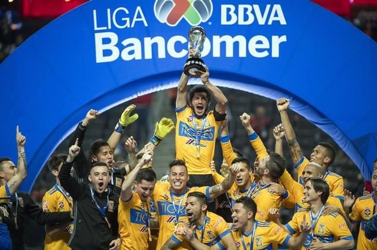 En el Estadio BBVA ante Rayados, en el Apertura 2017, Jiménez celebró el título con los felinos, semanas después de lesionarse.