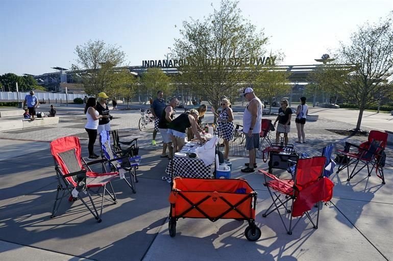 Algunos fans estuvieron afuera de la puerta principal del Indianapolis Motor Speedway con sillas, mesas y alimentos.