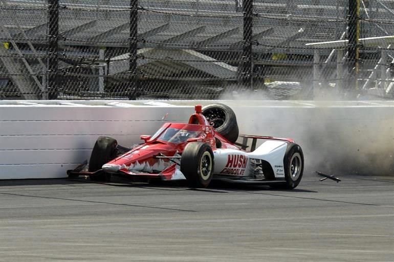 Marcus Ericsson, de Suecia, chocó contra la pared en la primera vuelta.