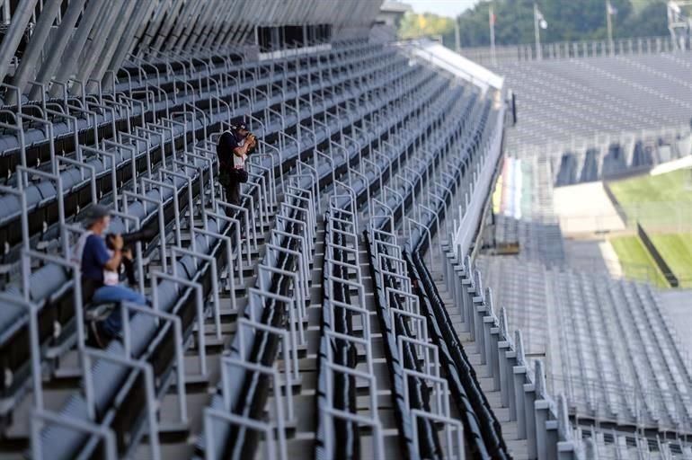 Los fotógrafos fueron colocados en las gradas del Indianapolis Motor Speedway.