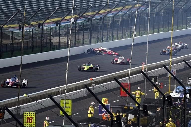 Spencer Pigot tuvo un accidente fuerte al chocar contra el muro a cinco vueltas de que acabara la carrera; el piloto fue retirado en camilla.