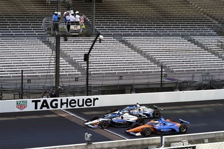 Takuma Sato (centro), de Japón, cruzó primero la meta y ganó la Indianapolis 500; Scott Dixon (auto naranja), de Nueva Zelanda, acabó segundo y Graham Rahal, de Estados Unidos, atrás, fue tercero.