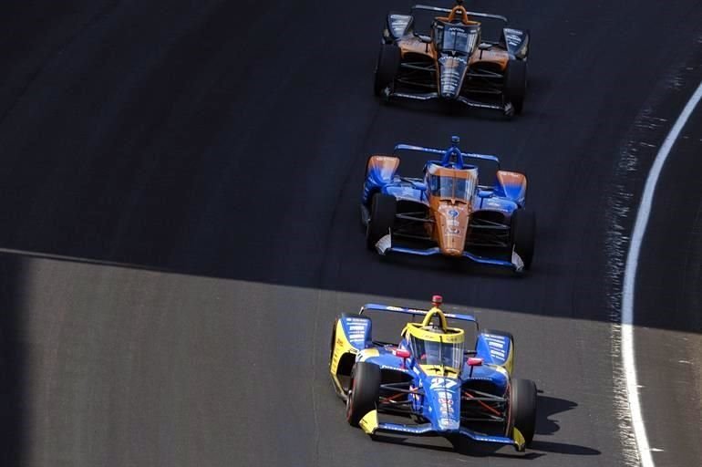 Alexander Rossi (27), Scott Dixon (9) y Pato O'Ward en el arranque de la carrera.