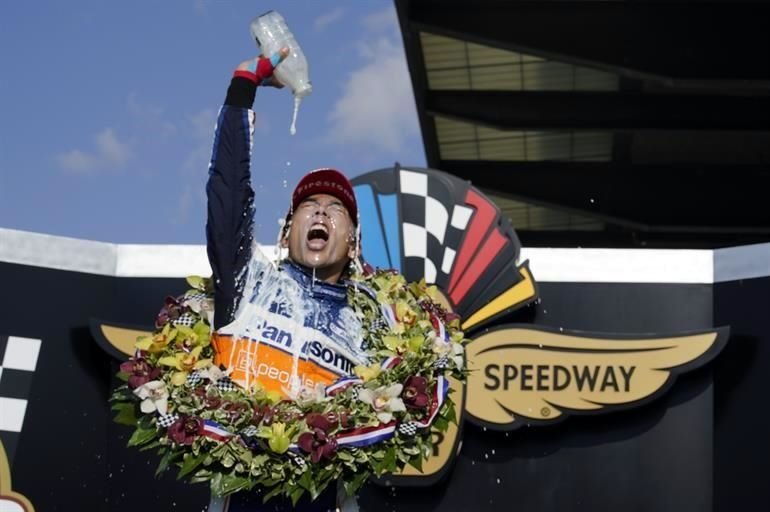 Sato celebró con el tradicional vaso de leche tras ganar la Indianapolis 500 en el Indianapolis Motor Speedway.