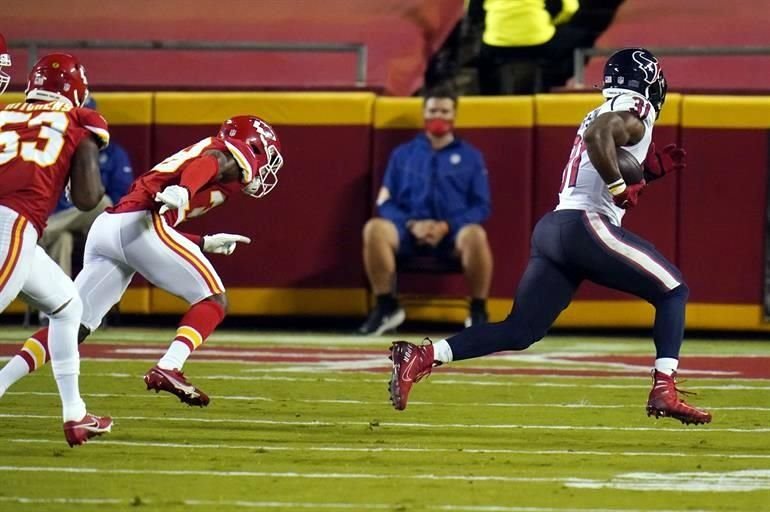 David Johnson puso adelante a los Texanos con una carrera de 19 yardas.