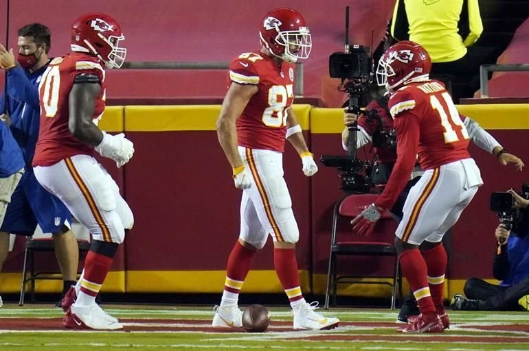 Travis Kelce atrapó un pase de 6 yardas de Patrick Mahomes para que el juego se empatara.