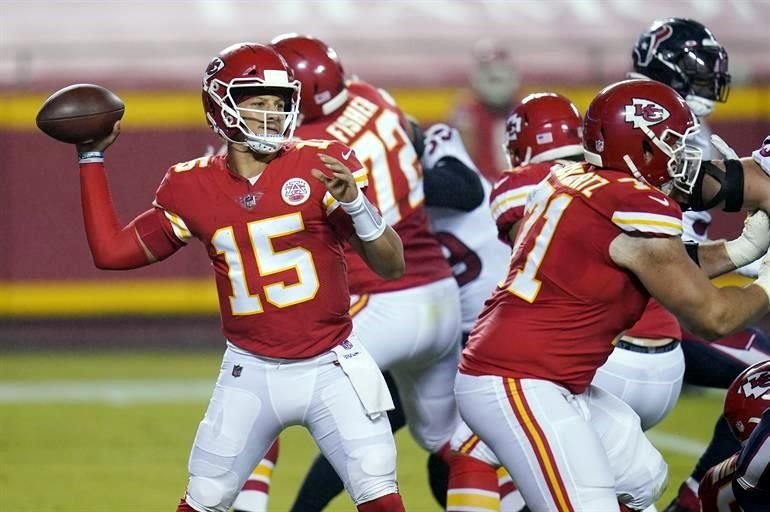 Patrick Mahomes conectó con  Tyreek Hill, más gol de campo, y ganaban 31-7.