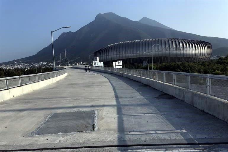 Las largas filas de aficionados en el puente que va al BBVA esta vez no existen.