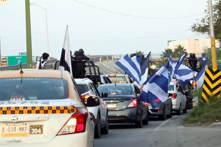 Afición de Rayados prefiere armar caravana que cuidar la sana distancia.