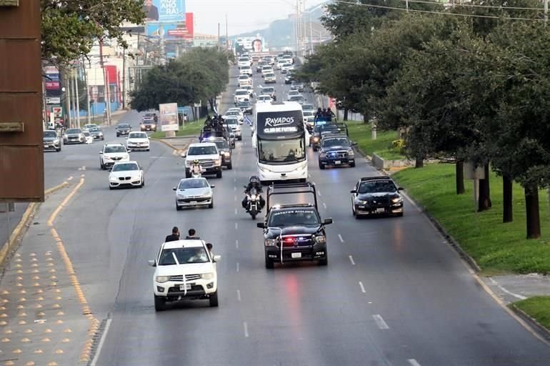 Afición de Rayados prefiere armar caravana que cuidar la sana distancia.