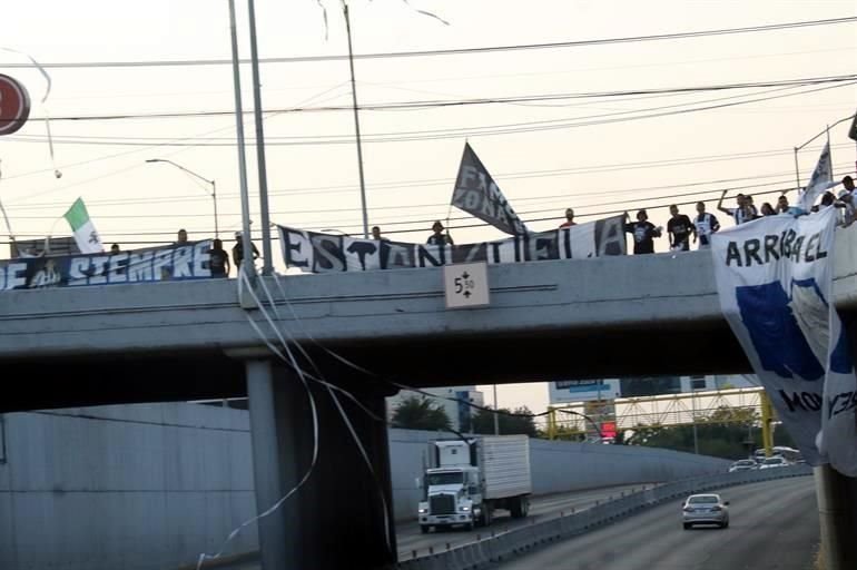 Afición de Rayados prefiere armar caravana que cuidar la sana distancia.