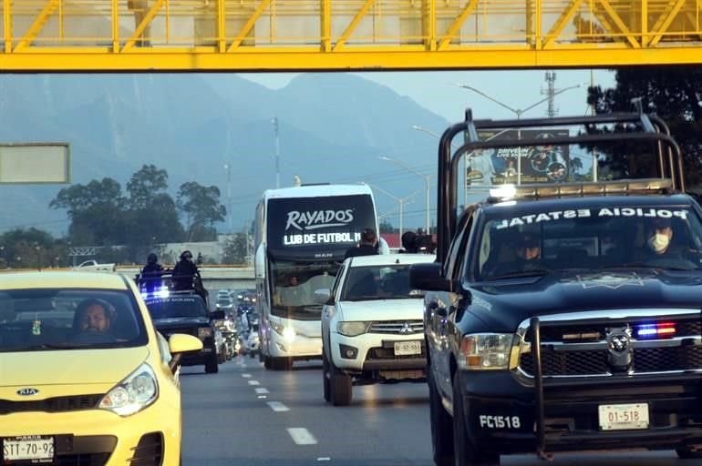 Afición de Rayados prefiere armar caravana que cuidar la sana distancia.