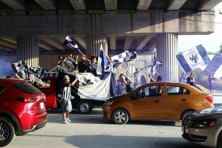 Afición de Rayados prefiere armar caravana que cuidar la sana distancia.