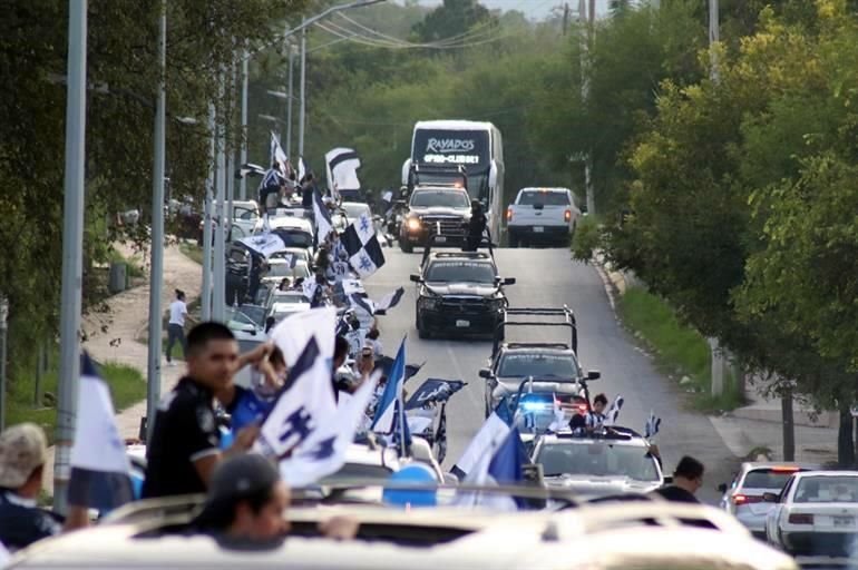 Afición de Rayados prefiere armar caravana que cuidar la sana distancia.