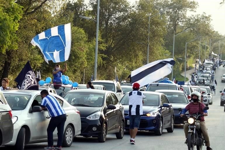 Afición de Rayados prefiere armar caravana que cuidar la sana distancia.