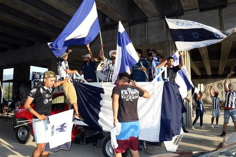 Afición de Rayados prefiere armar caravana que cuidar la sana distancia.