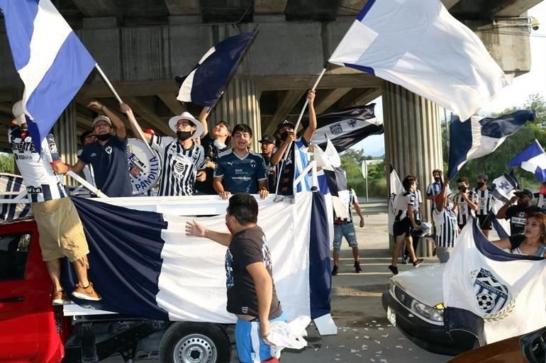 Afición de Rayados prefiere armar caravana que cuidar la sana distancia.