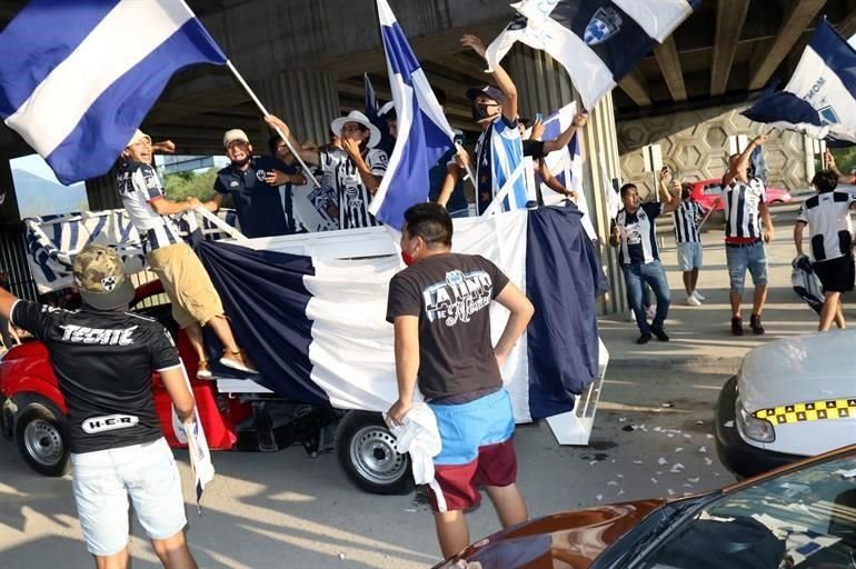 Afición de Rayados prefiere armar caravana que cuidar la sana distancia.