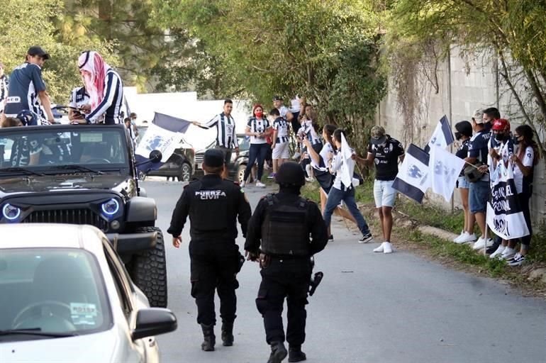 Afición de Rayados prefiere armar caravana que cuidar la sana distancia.