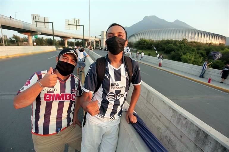 Pocos, pero bien protegidos los aficionados rayados.